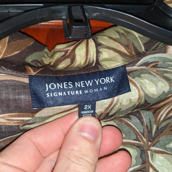 2X Jones New York Top.Floral Button up Front. - Picture 3 of 3